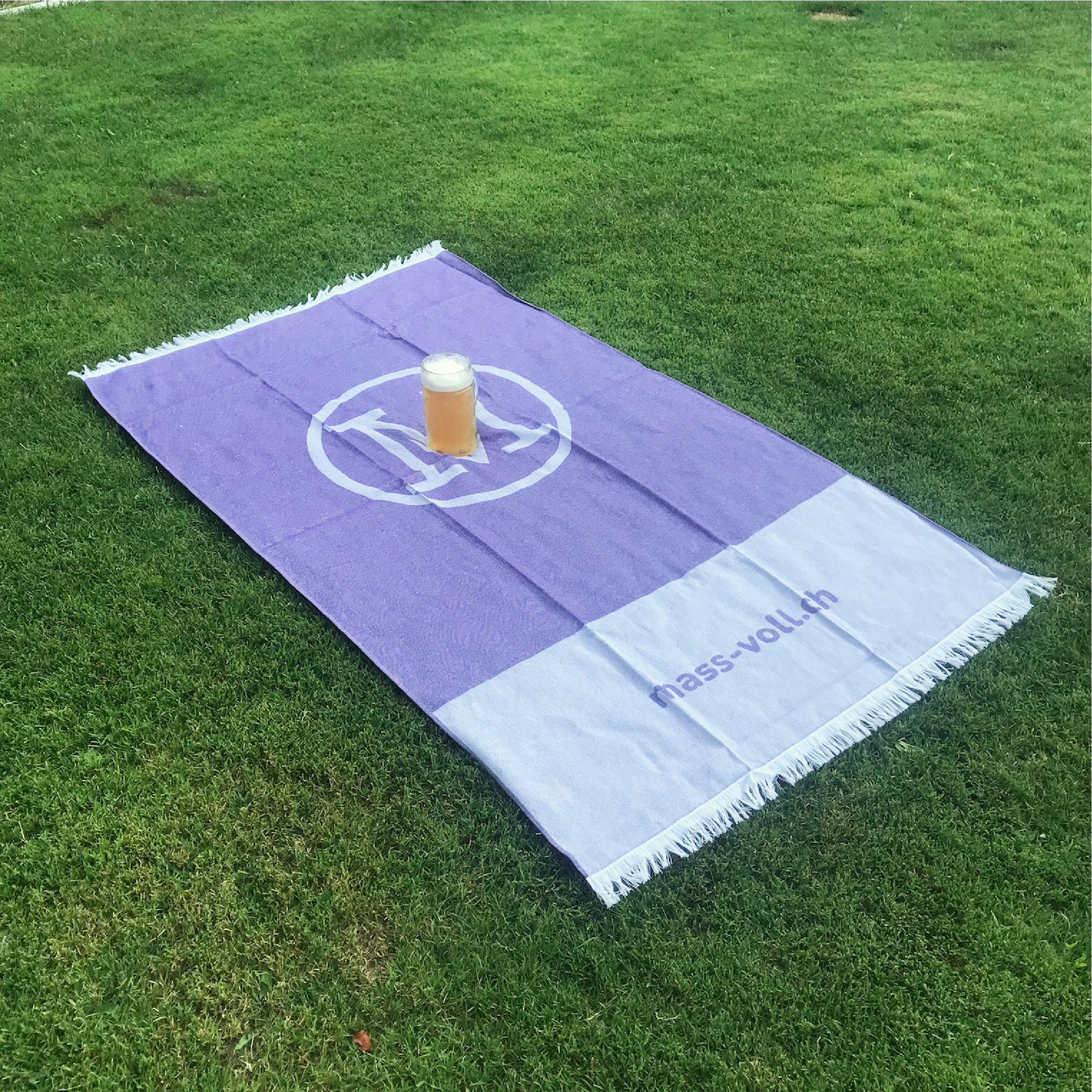 Aktion MASS-KRUG! und Picknicktuch